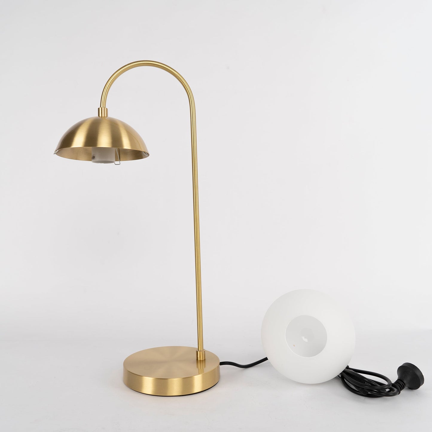 مصباح طاولة من خشب الأرز والطحالب