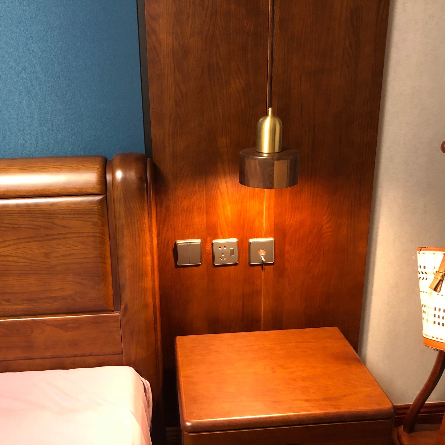 مصباح معلق من Composer