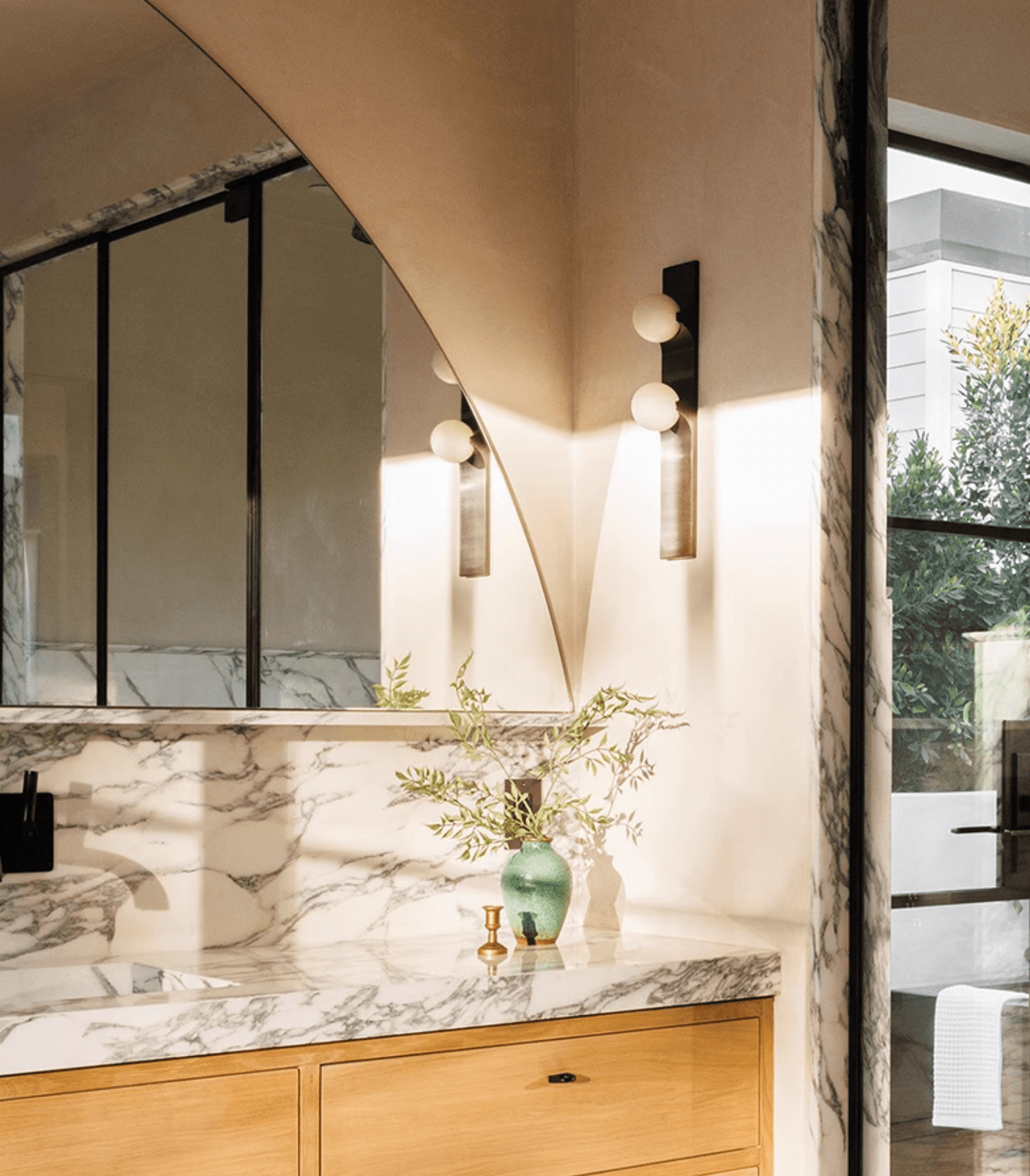 Geo Lumen Bar Alabaster Wall Sconce