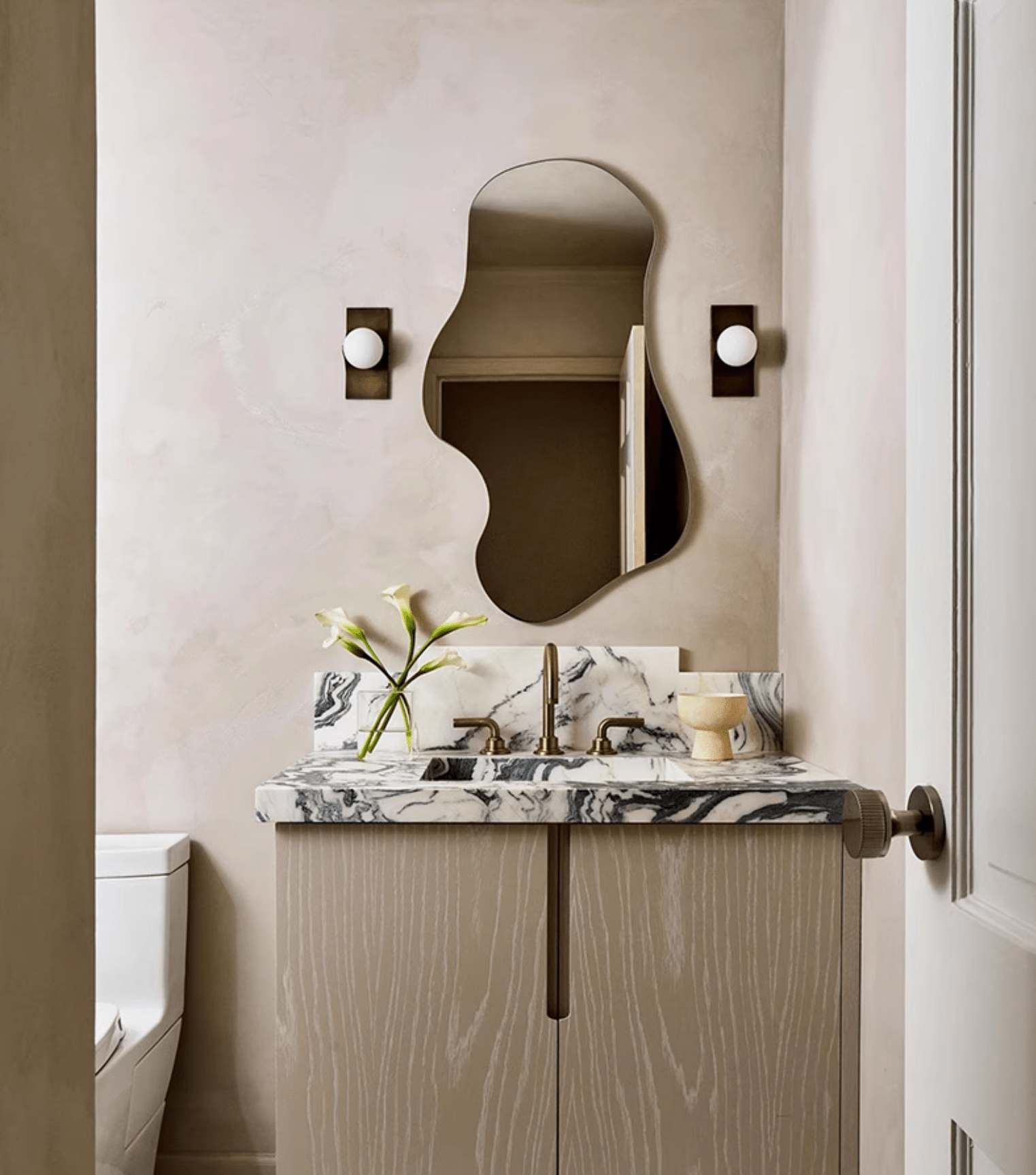 Geo Lumen Bar Alabaster Wall Sconce