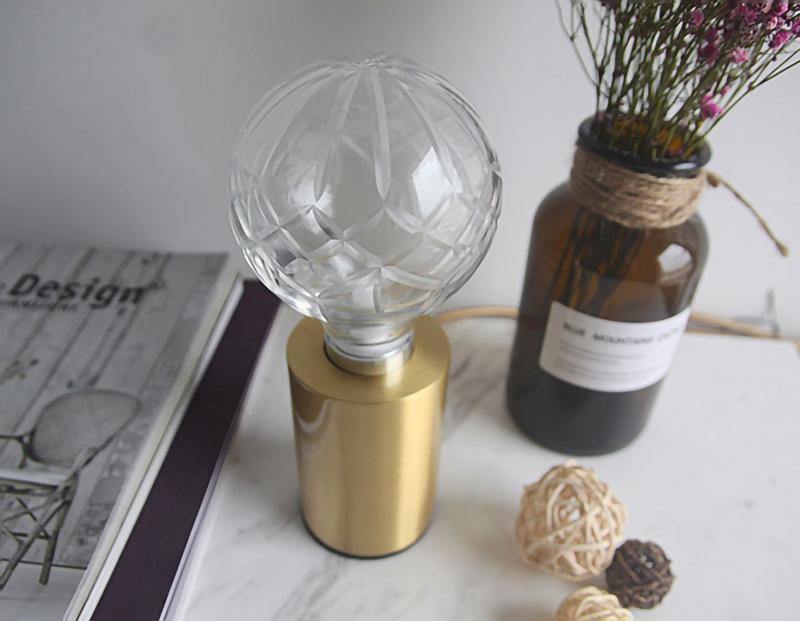 مصباح طاولة على شكل لمبة كريستالية 