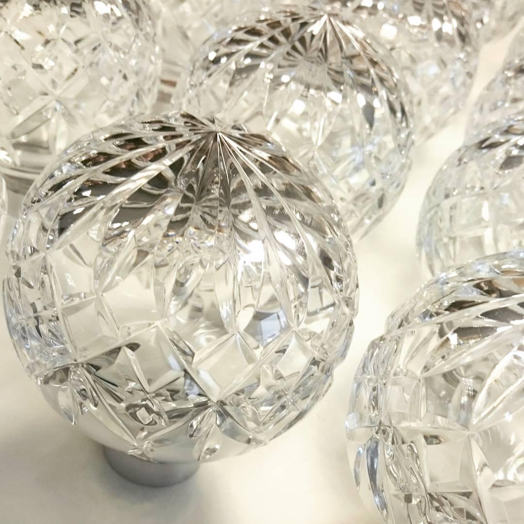 مصباح طاولة على شكل لمبة كريستالية 