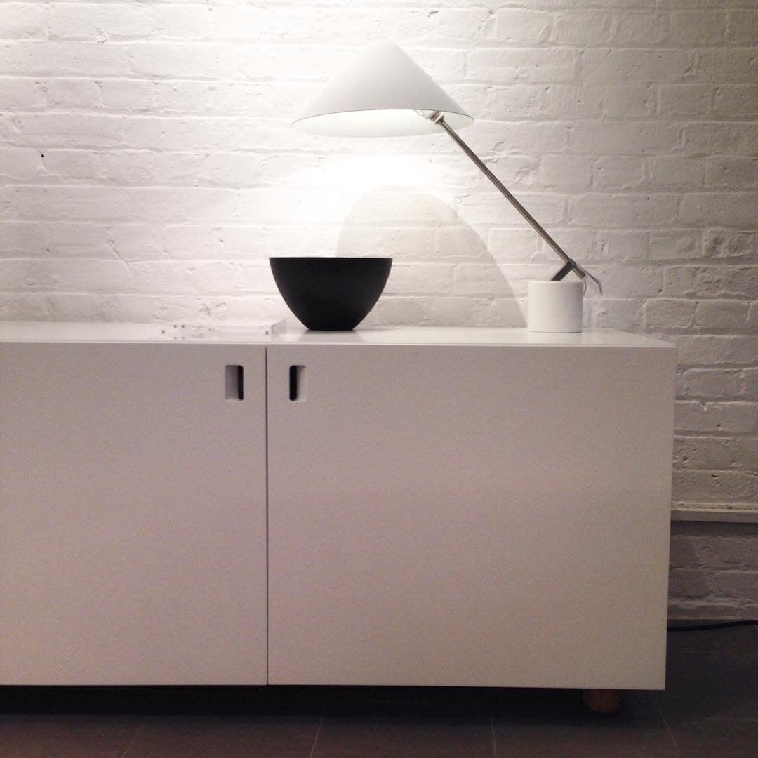 مصباح طاولة على شكل قبعة صغيرة 