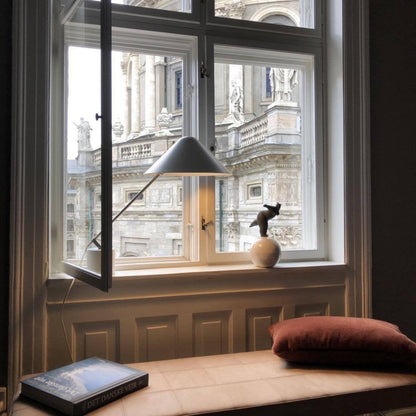 مصباح طاولة على شكل قبعة صغيرة 