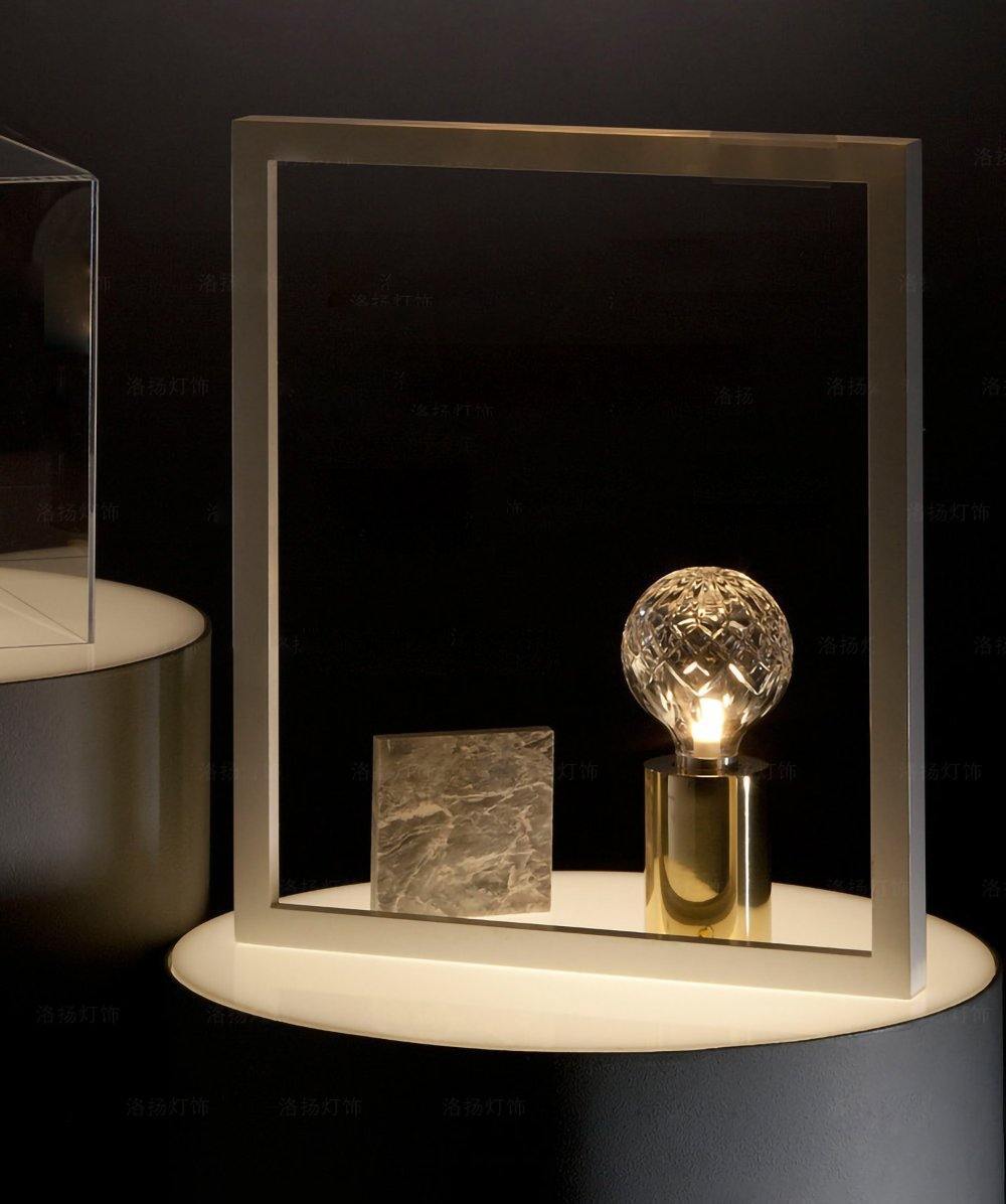 مصباح طاولة على شكل لمبة كريستالية 