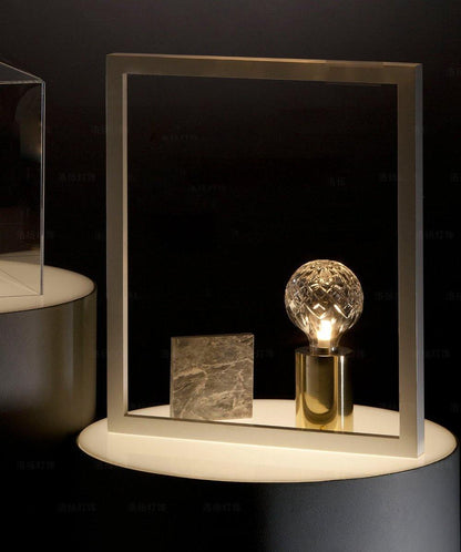 مصباح طاولة على شكل لمبة كريستالية 