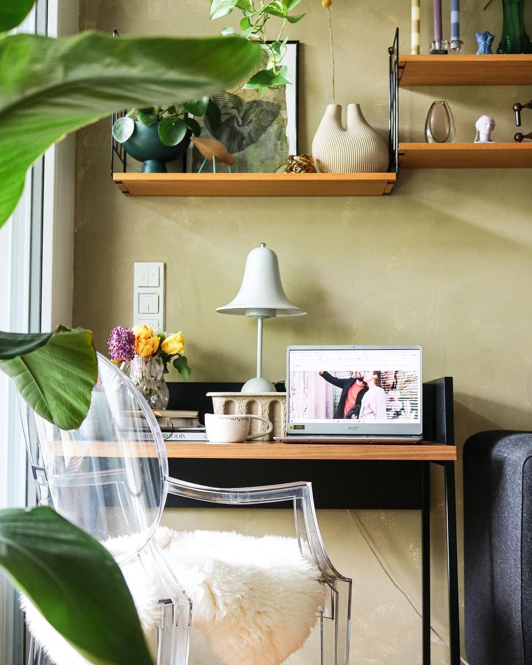 مصباح طاولة بانتوب 