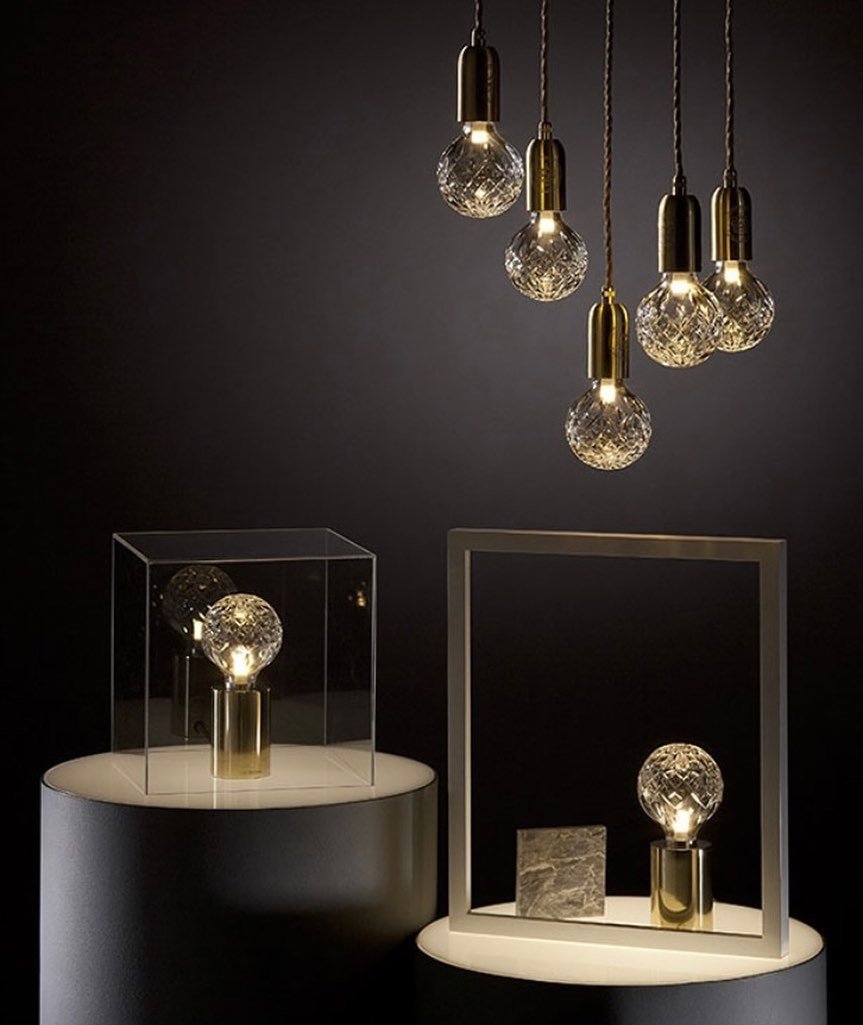 مصباح طاولة على شكل لمبة كريستالية 