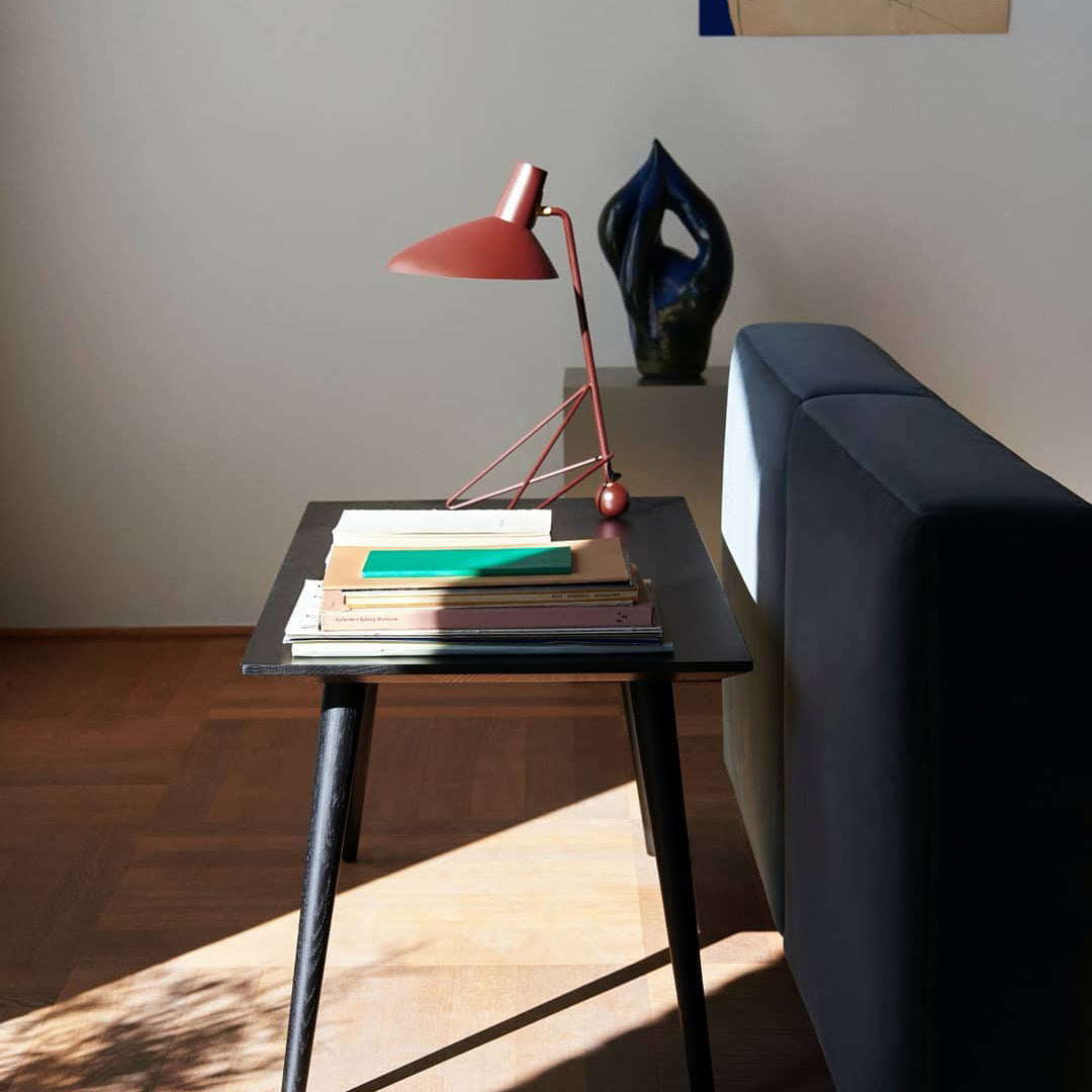 مصباح طاولة ثلاثي القوائم 