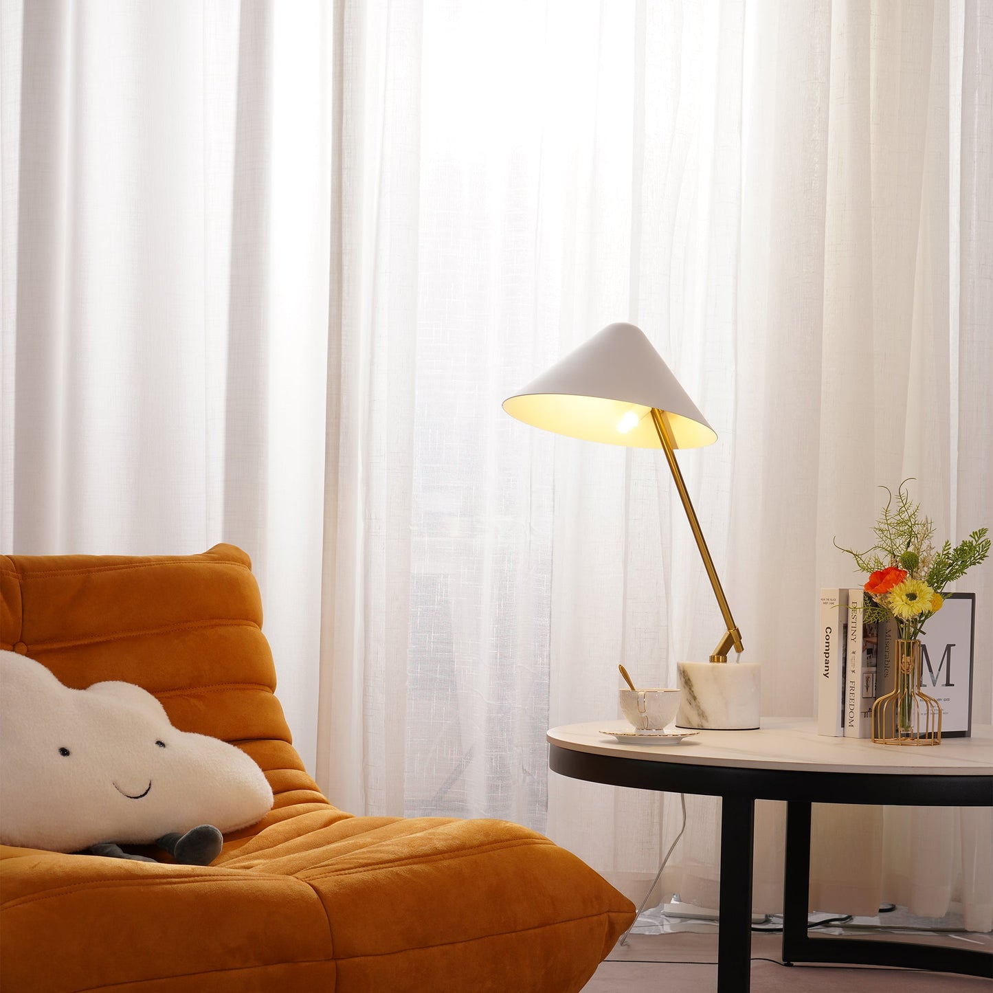 مصباح طاولة على شكل قبعة صغيرة 