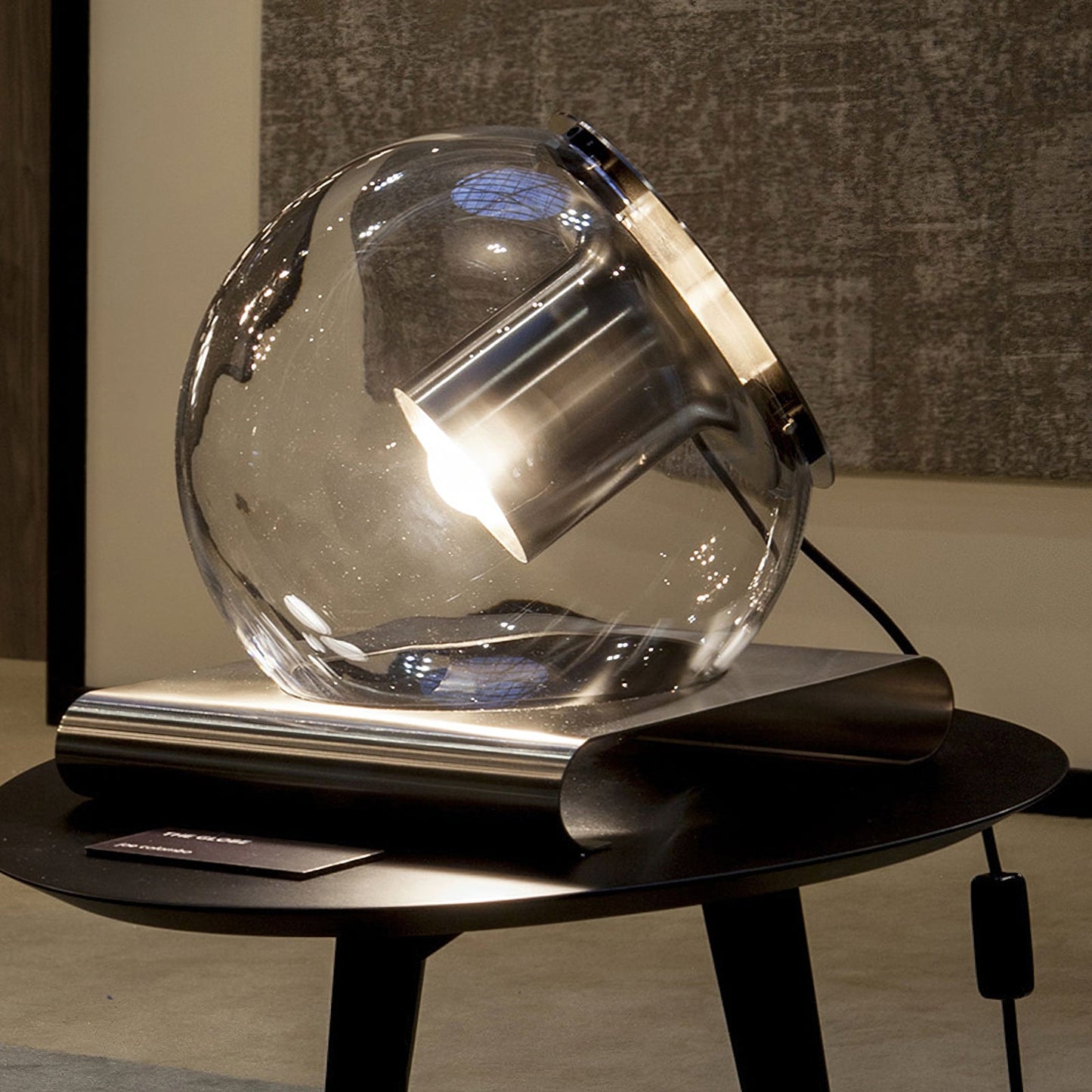 مصباح الطاولة الكروي 