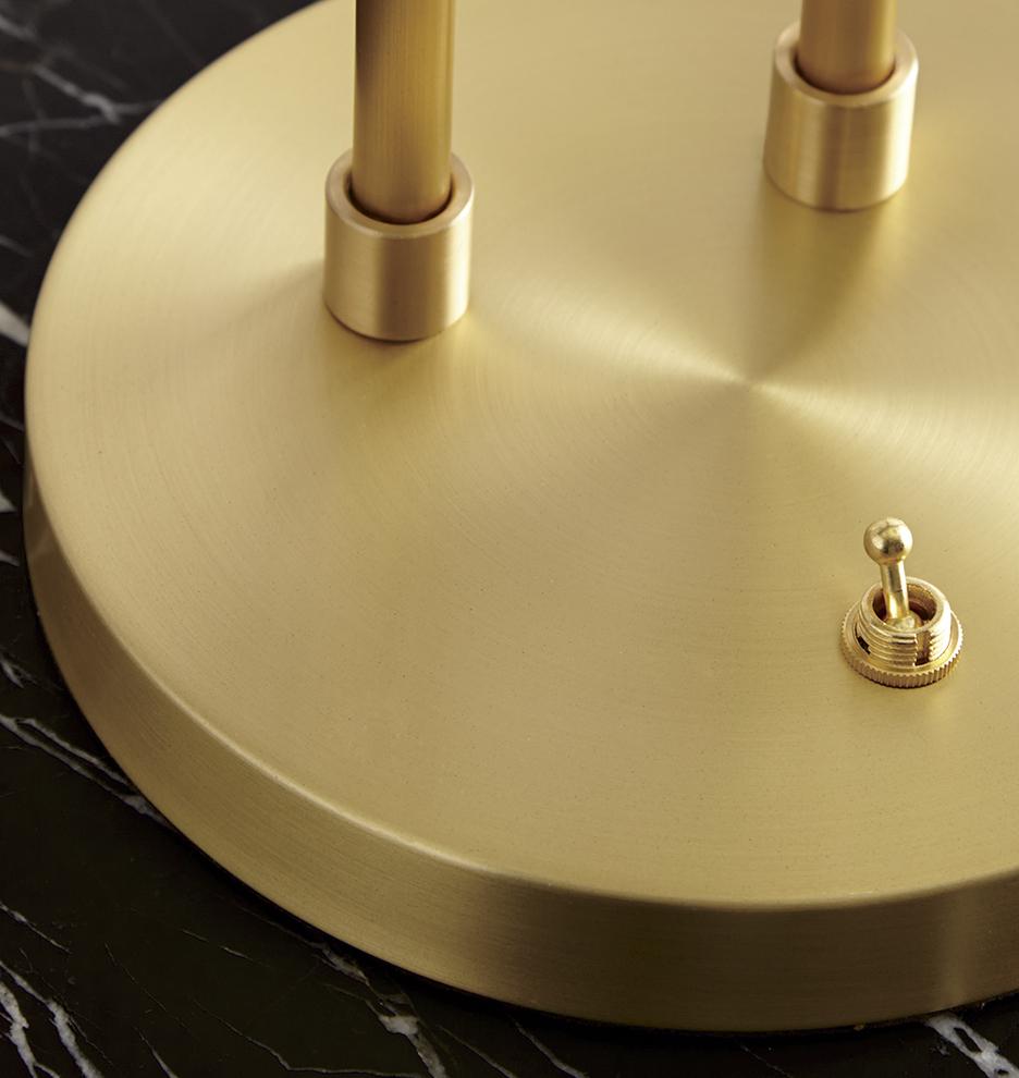 مصباح طاولة من خشب الأرز والطحالب 