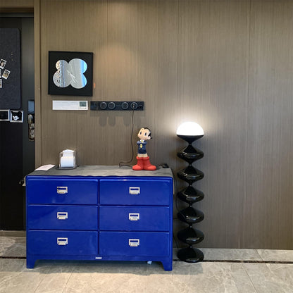 مصباح أرضي على شكل قرع 