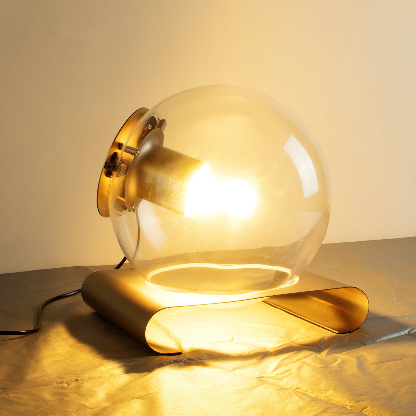 مصباح الطاولة الكروي 