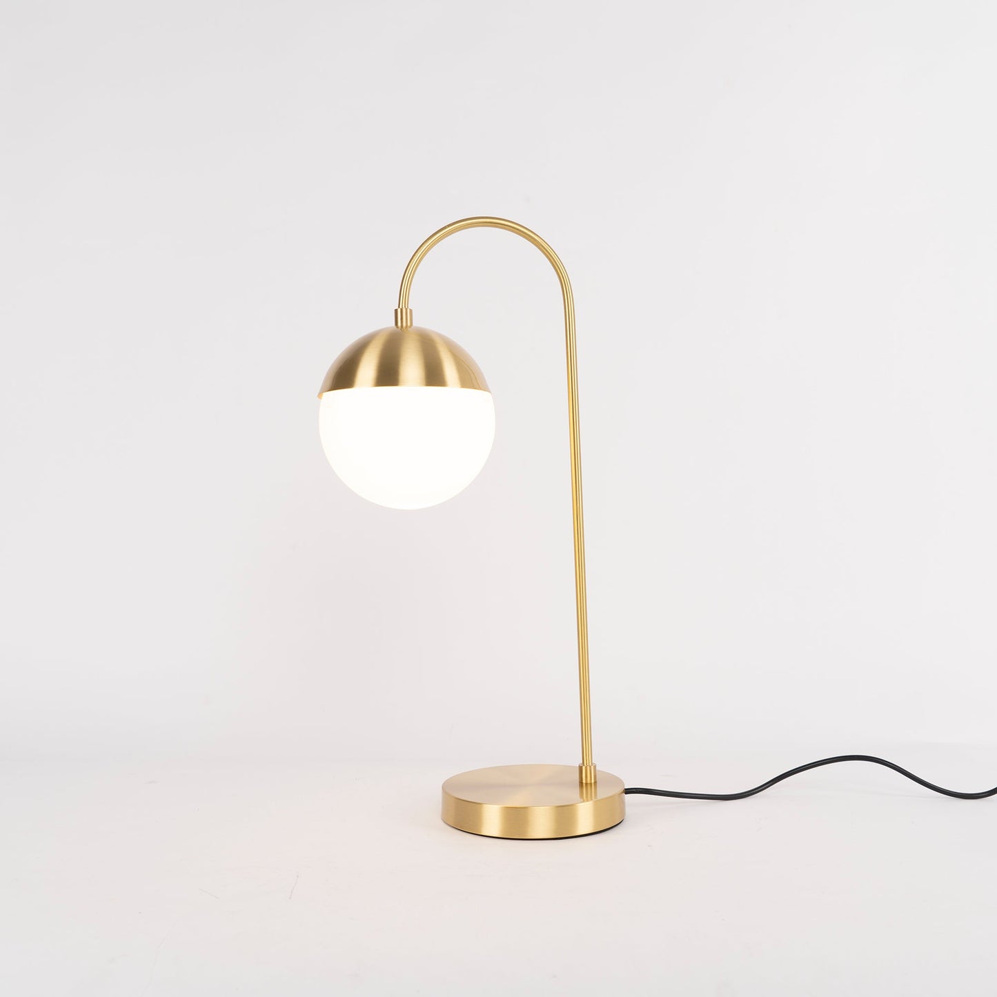 مصباح طاولة من خشب الأرز والطحالب 