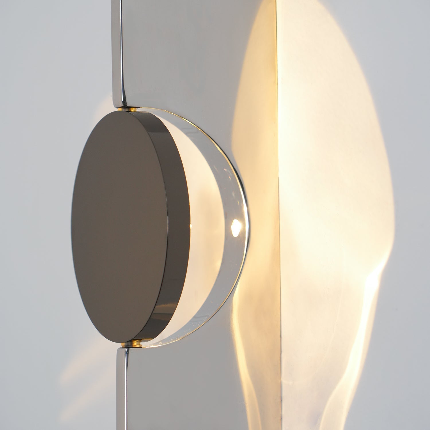 Kinetic Shadow Wall Lamp