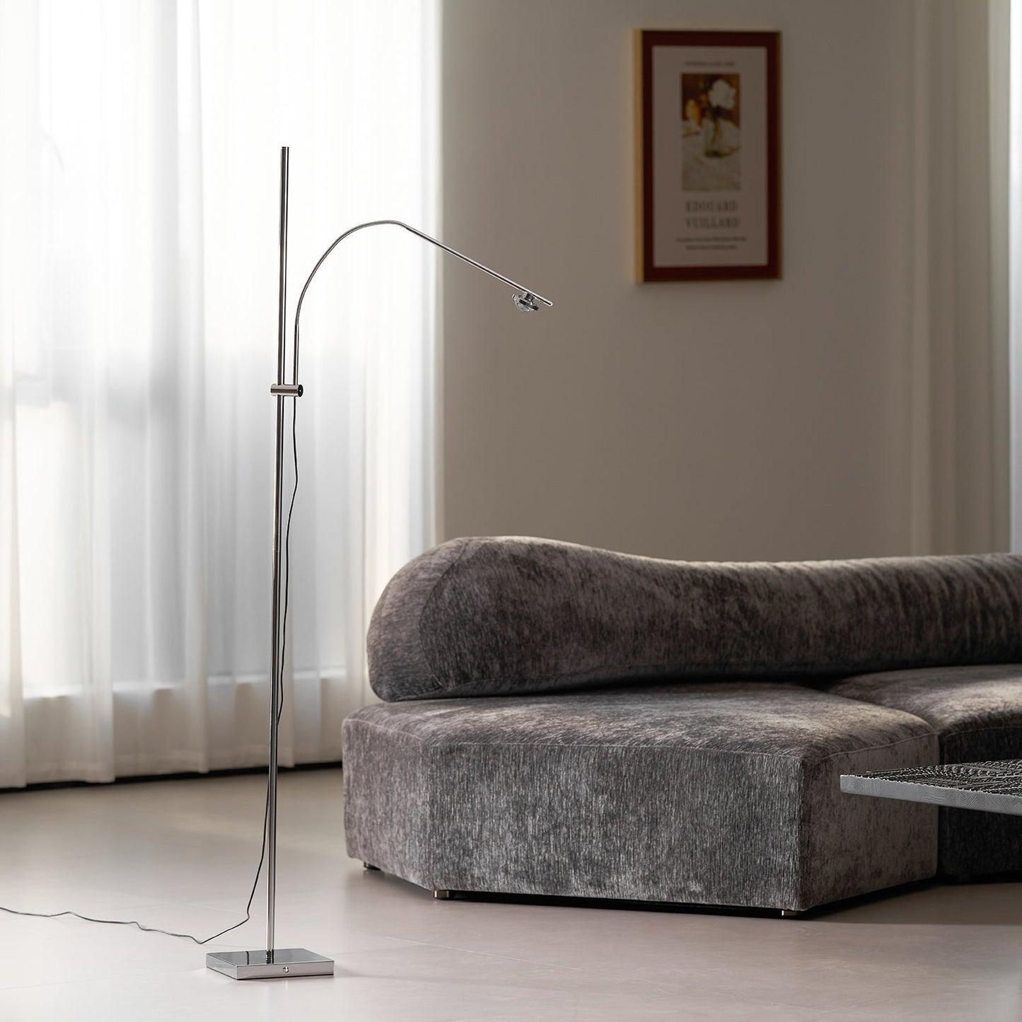 Metal Body Graceful Floor Lamp