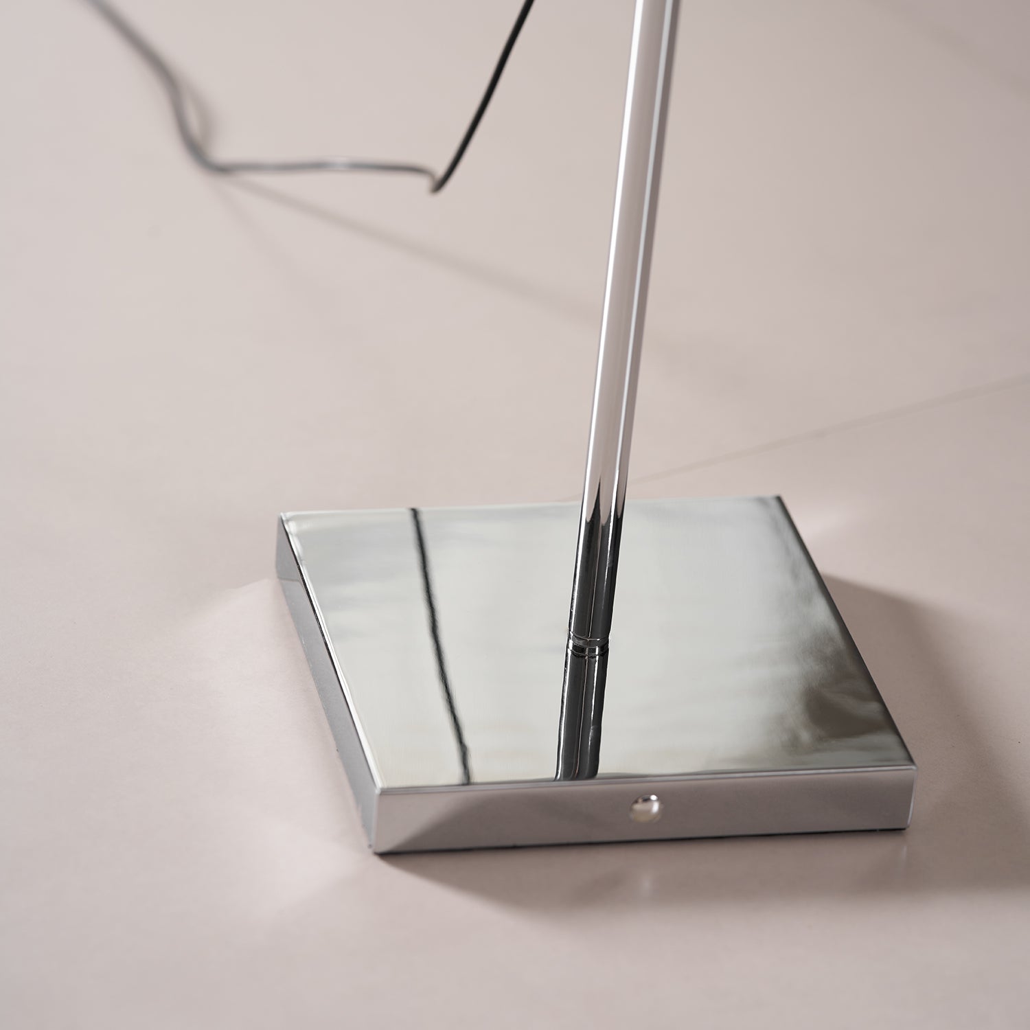Metal Body Graceful Floor Lamp