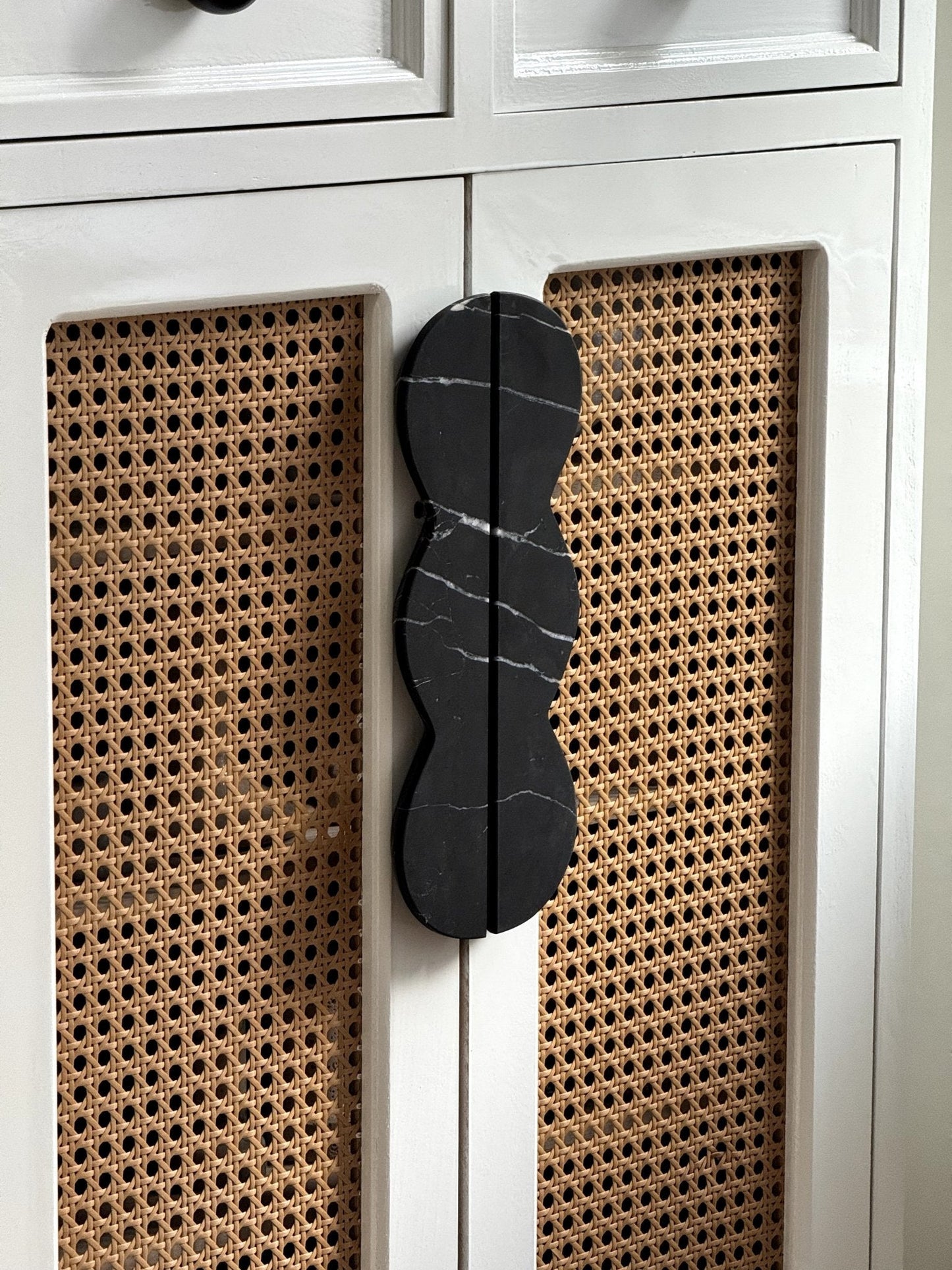 Twin-Curve Pull Handle