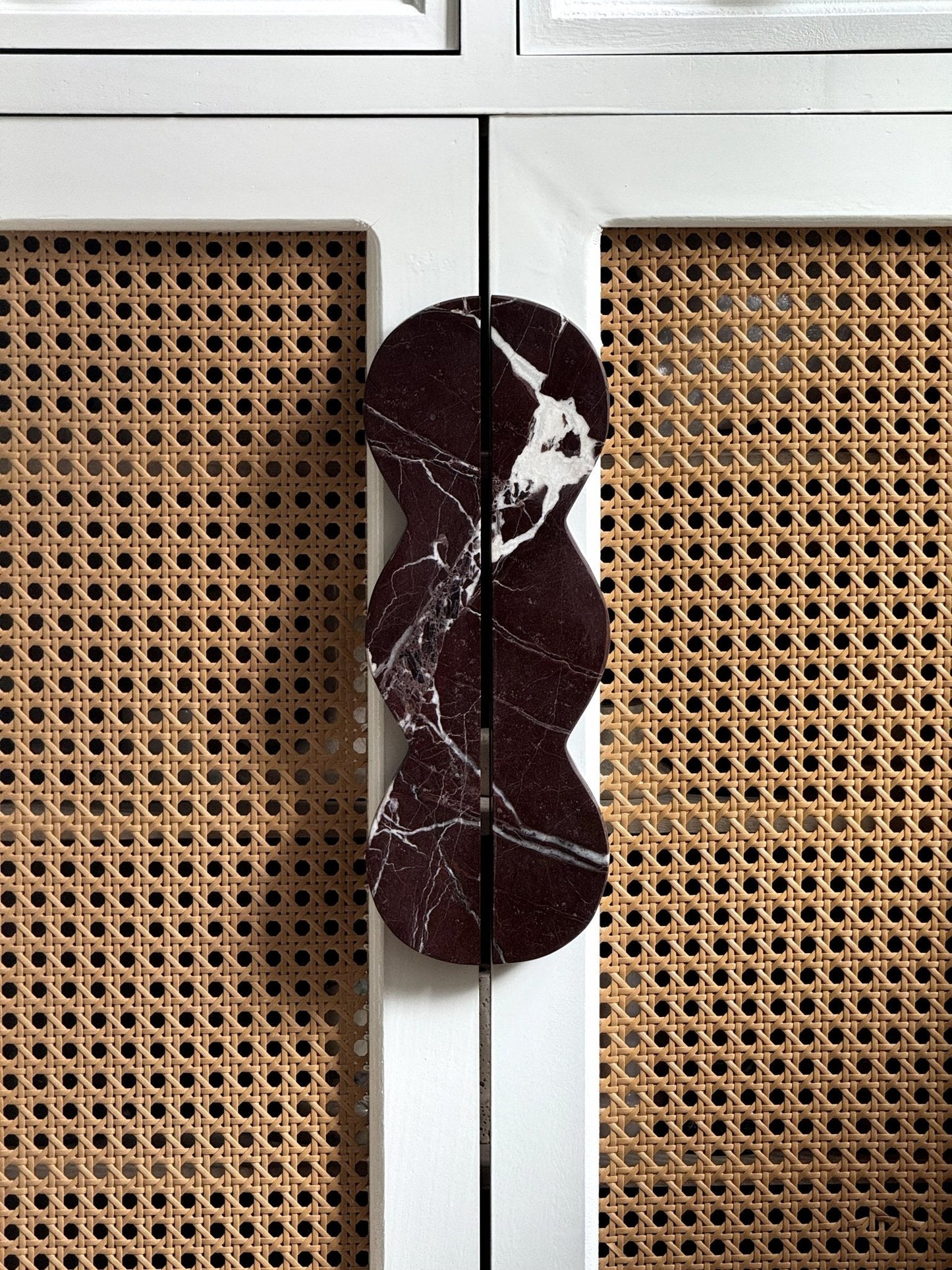 Twin-Curve Pull Handle