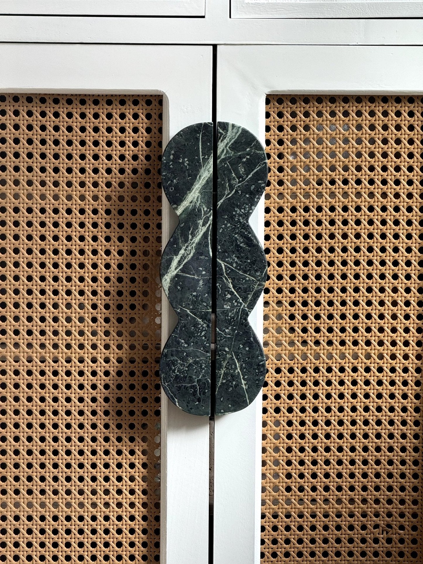 Twin-Curve Pull Handle