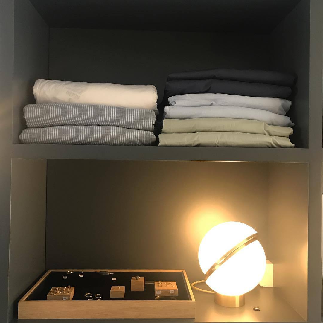 مصباح طاولة هلالي 