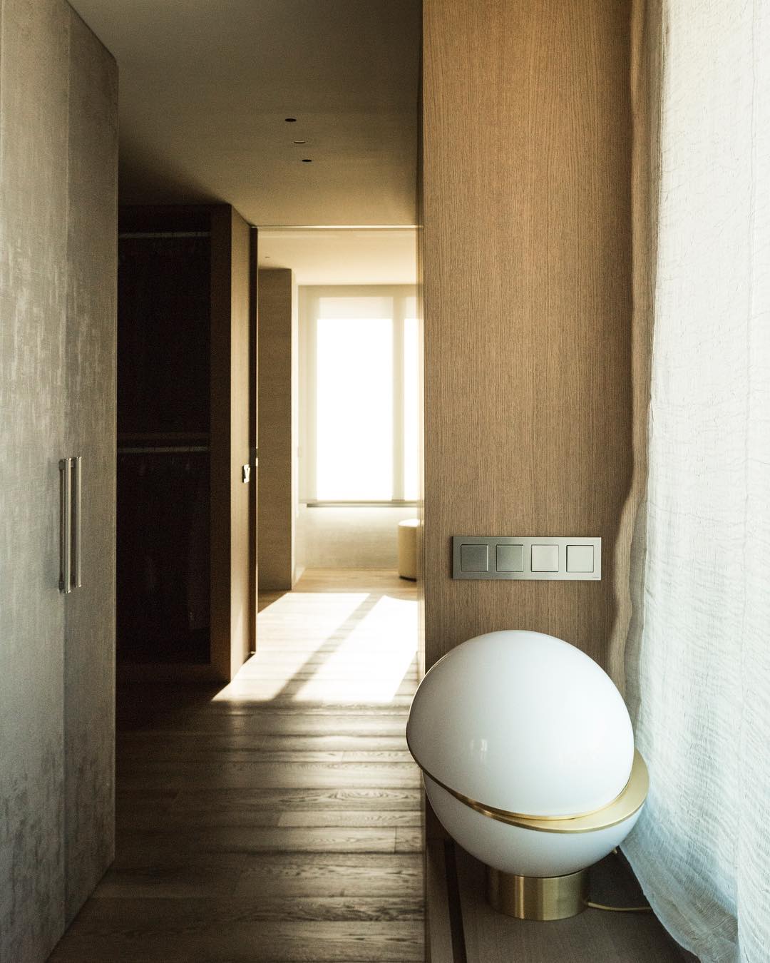 مصباح طاولة هلالي 