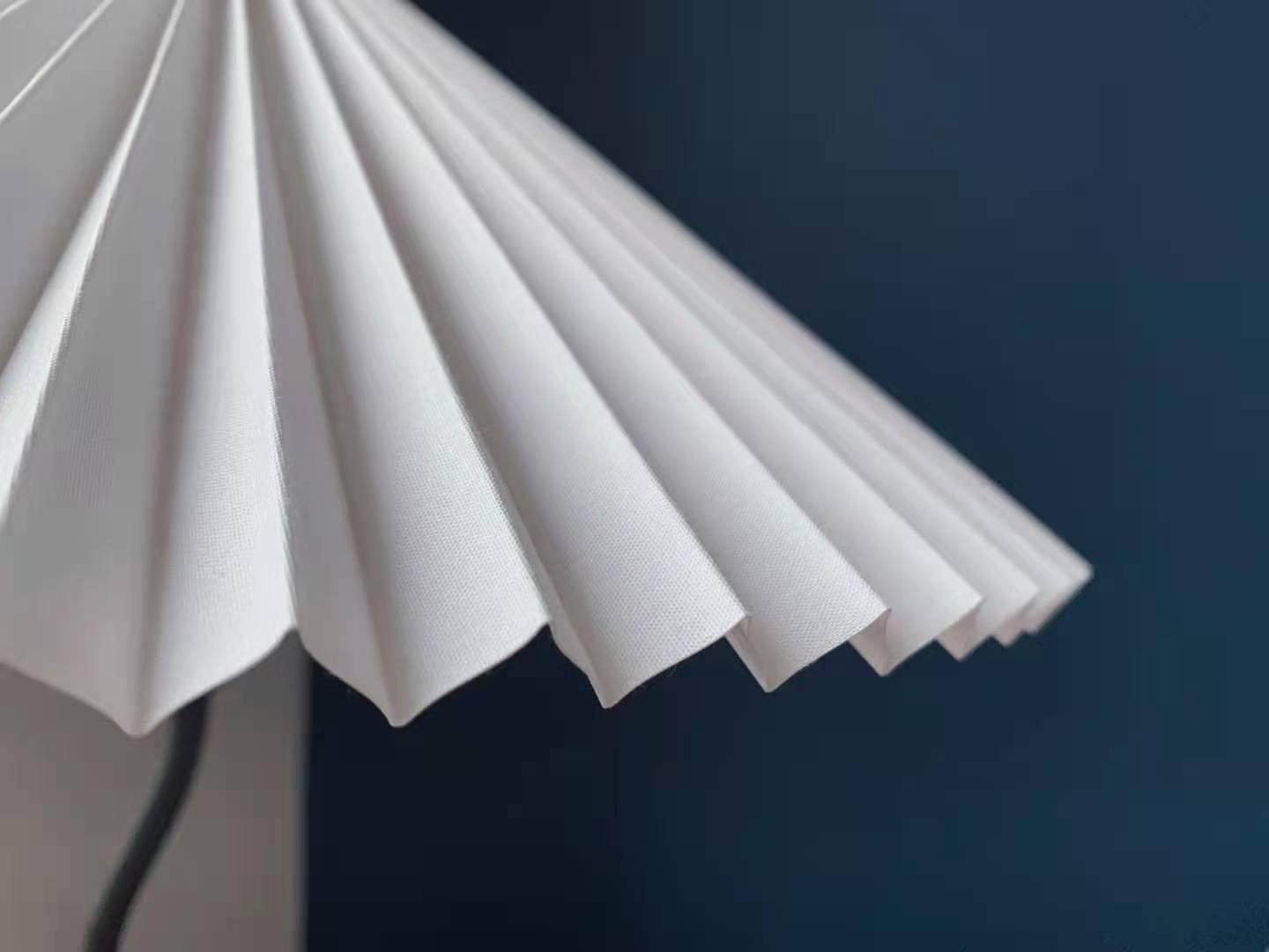 مصباح طاولة متعرج 