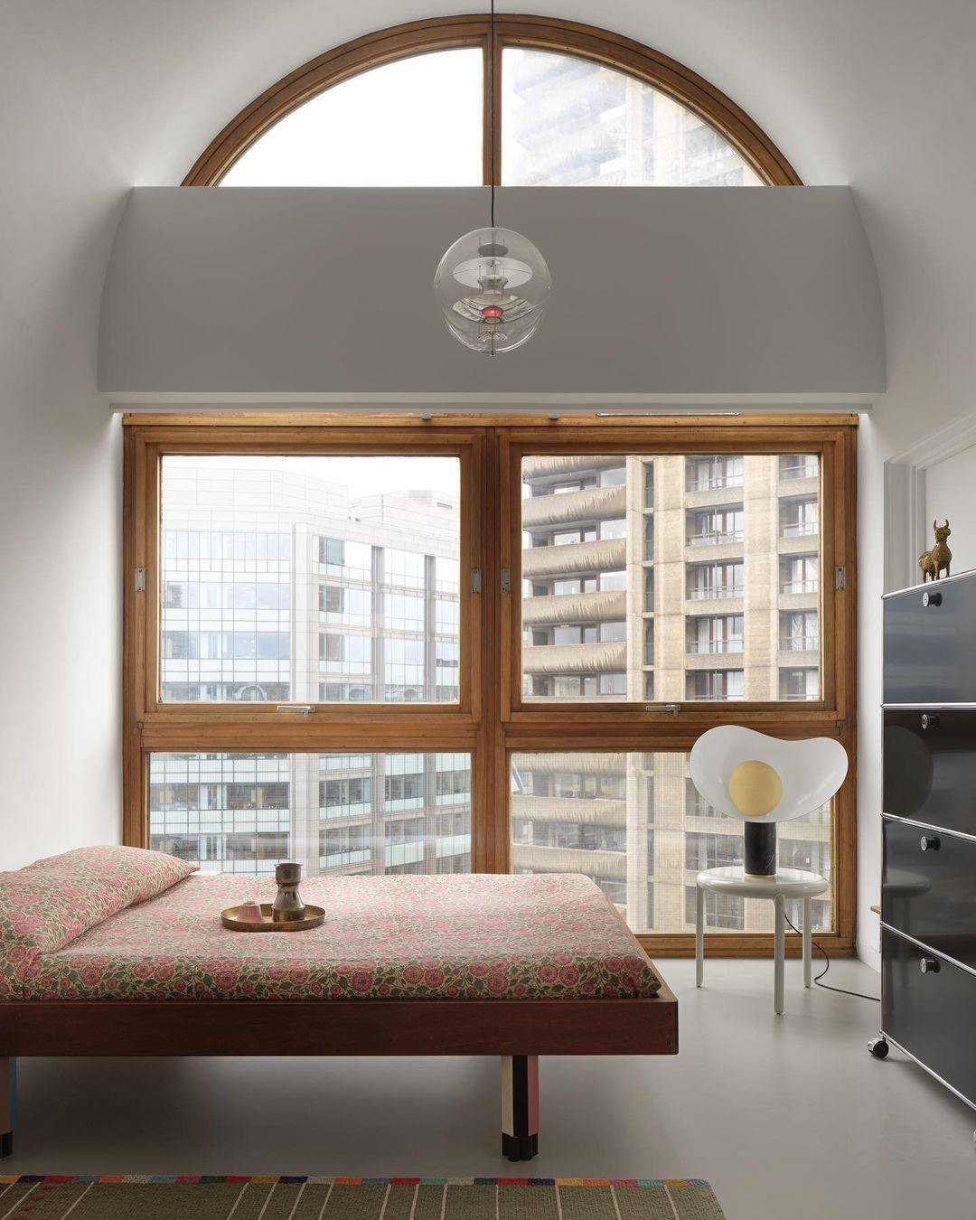 مصباح طاولة من الأرض إلى السماء 