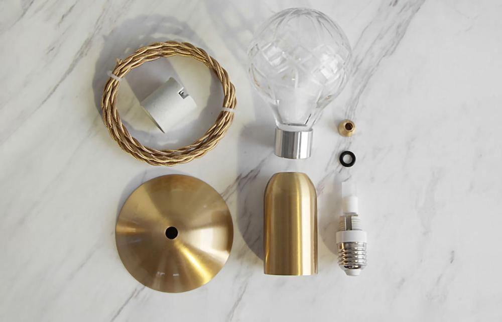 مصباح طاولة على شكل لمبة كريستالية 