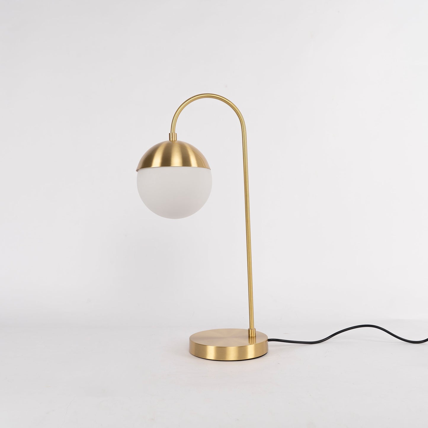 مصباح طاولة من خشب الأرز والطحالب 