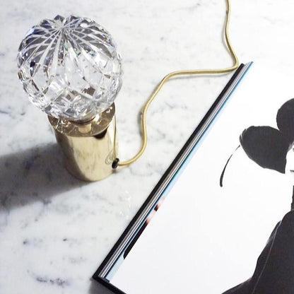 مصباح طاولة على شكل لمبة كريستالية 