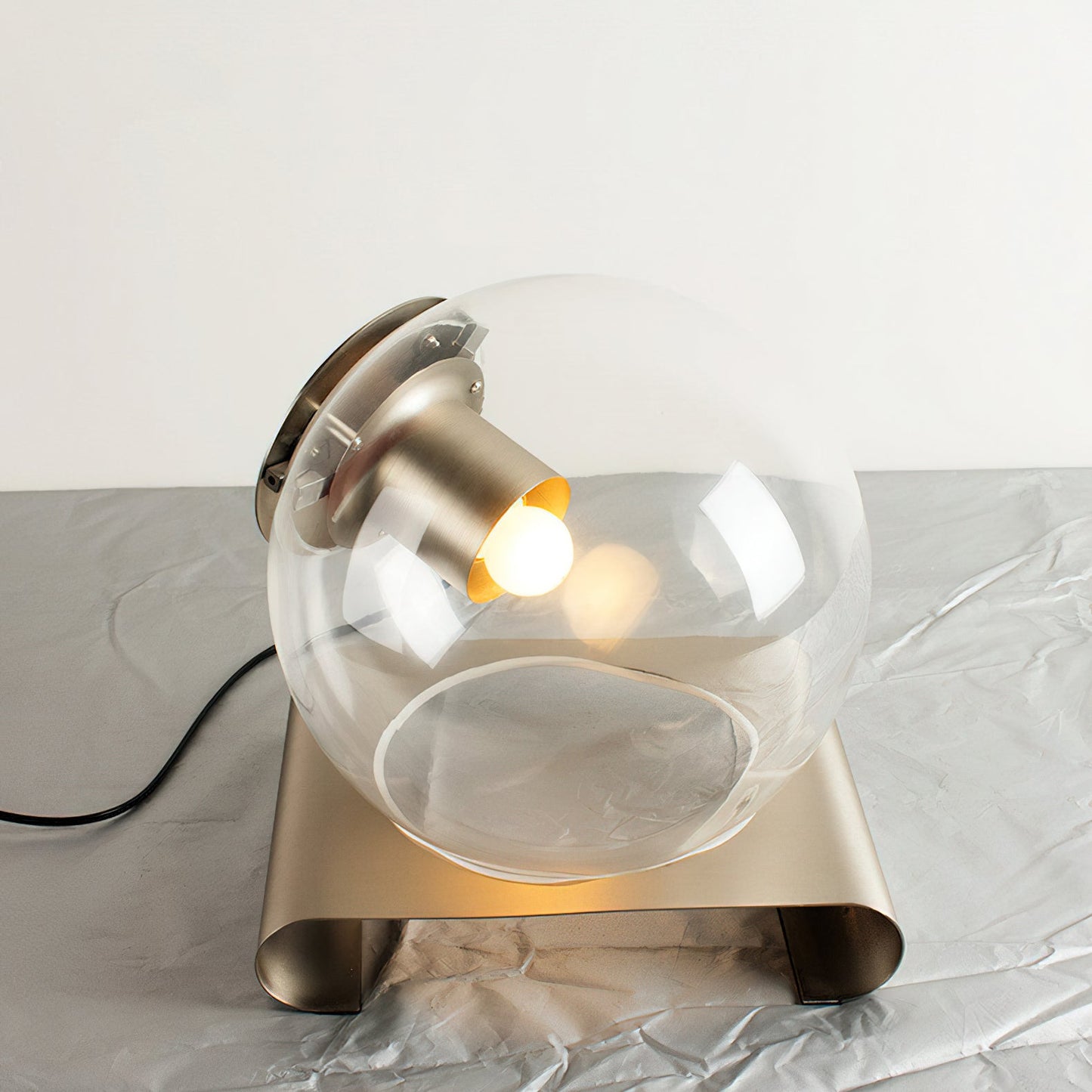 مصباح الطاولة الكروي 