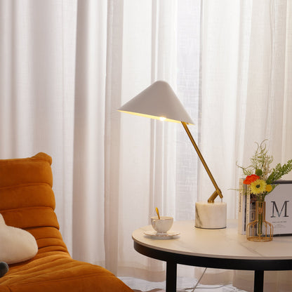 مصباح طاولة على شكل قبعة صغيرة 