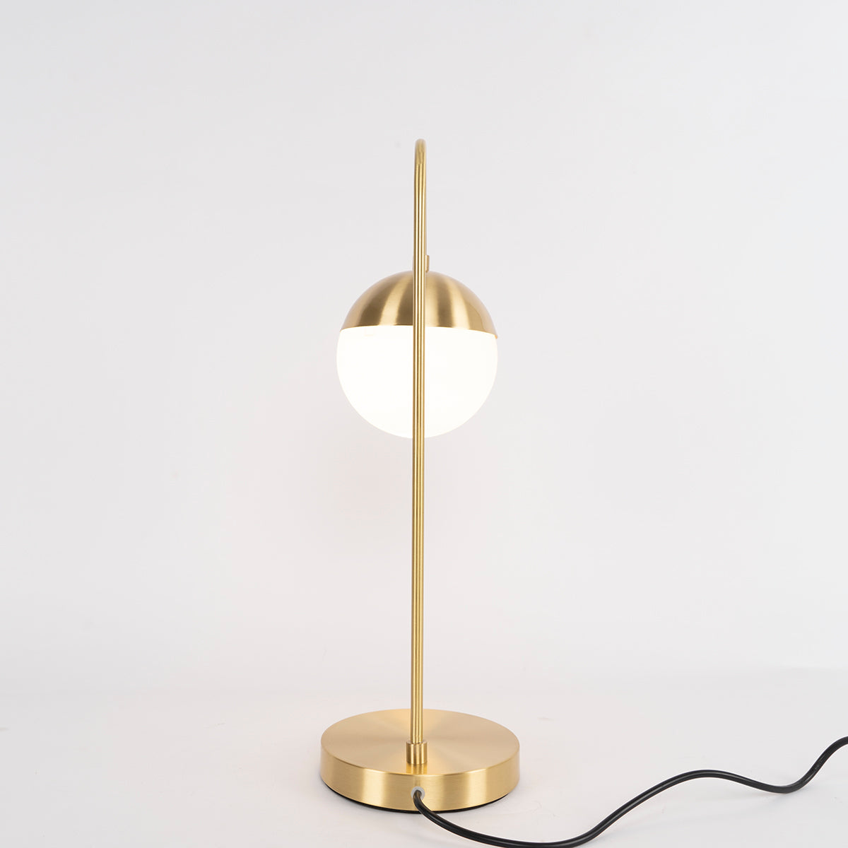 مصباح طاولة من خشب الأرز والطحالب 