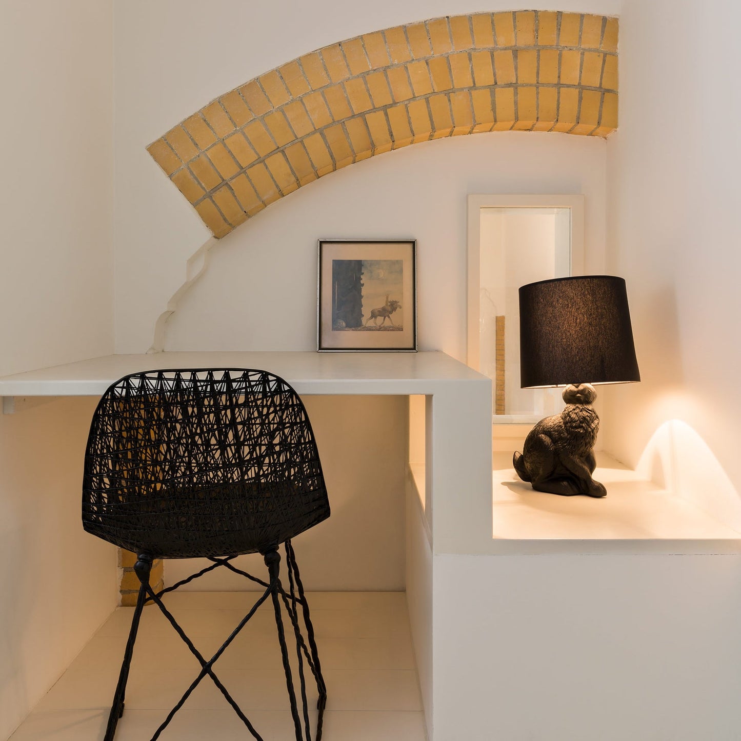 مصباح طاولة على شكل أرنب 