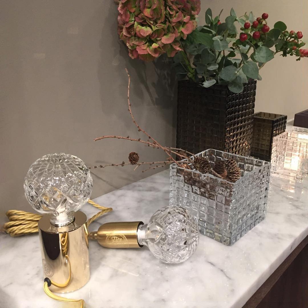 مصباح طاولة على شكل لمبة كريستالية 